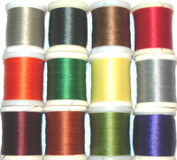 Un fil polyester standard 4/0 - 135 deniers en 13 couleurs.