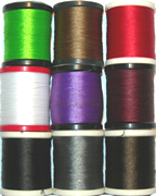 Un fil polyester standard 3/0 - 225 deniers en 9 couleurs.